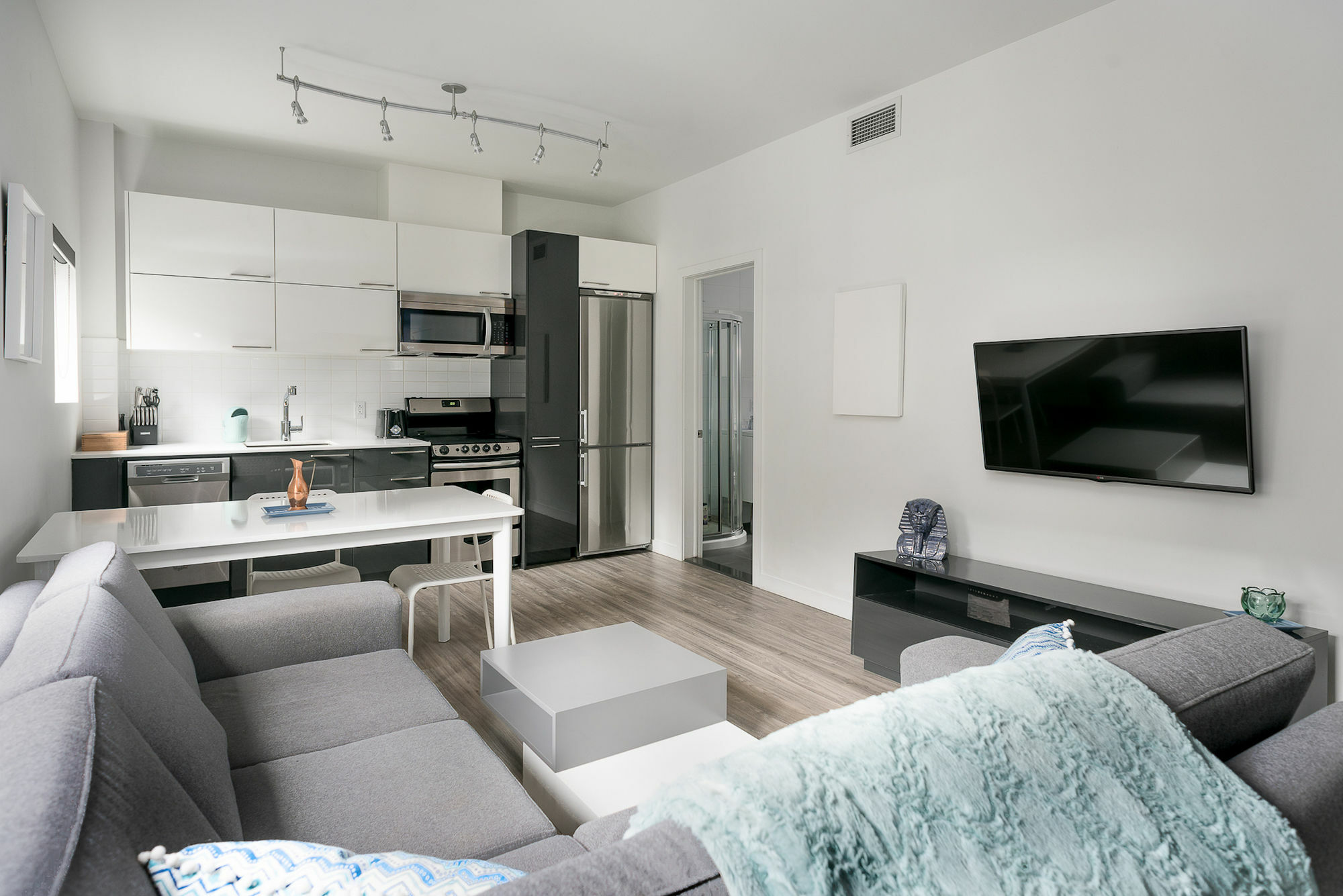 Contemporary 1Br In Downtown Mtl By Sonder Apartment Montreal Exterior photo